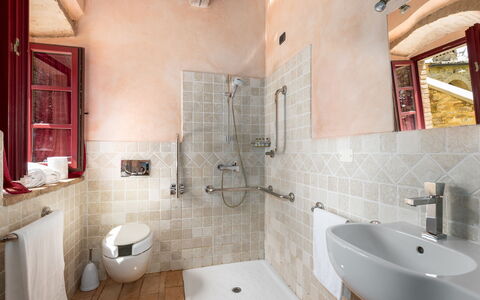 Villa Ferdinando: Loodgieterswerkinrichting, Muur, Badkamer, Flooring, Verdieping, Wastafel, Kraan, Wastafel In De Badkamer, Loodgieter, Interieur Ontwerp