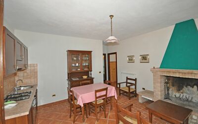 Claudio 2: Kamer, Eigendom, Meubilair, Gebouw, Huis, Interieur Ontwerp, Verdieping, Onroerend Goed, Woonkamer, Hardwood