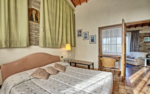 Poggiluglio: Slaapkamer, Kamer, Eigendom, Meubilair, Bed, Interieur Ontwerp, Laken, Gebouw, Bed Frame, Huis