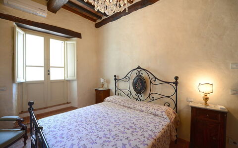 Villa Agazzi: Slaapkamer, Bed, Kamer, Eigendom, Meubilair, Laken, Bed Frame, Bedding, Plafond, Interieur Ontwerp