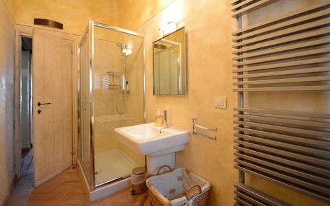 Villa Agazzi: Badkamer, Kamer, Eigendom, Gebouw, Interieur Ontwerp, Loodgieterswerkinrichting, Architectuur, Verdieping, Meubilair, Onroerend Goed