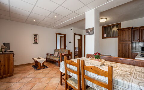 Sarre 350: Hout, Cabinetry, Interieur Ontwerp, Verdieping, Flooring, Hardwood, Onroerend Goed, Kamerplant, Plafond, Woonkamer