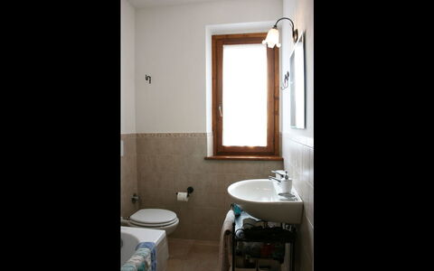 Casa Clementina: Badkamer, Kamer, Eigendom, Wastafel In De Badkamer, Interieur Ontwerp, Muur, Badkamerkast, Gebouw, Huis, Huis