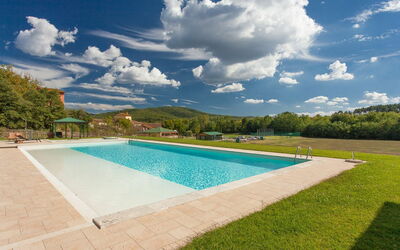 Villa la Martina: Large terrace around the pool