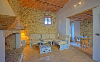 Arturo 3 - Borgo: Gebouw, Eigendom, Kamer, Interieur Ontwerp, Muur, Meubilair, Verdieping, Huis, Woonkamer, Onroerend Goed