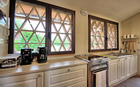 Casa Ovile: Countertop, Cabinetry, Eigendom, Venster, Toestel Van De Keuken, Gebouw, Keuken, Hout, Fornuis, Lade