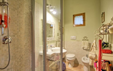 Casa Ovile: Spiegel, Kraan, Loodgieterswerkinrichting, Wastafel, Badkamer, Douchestang, Interieur Ontwerp, Loodgieter, Gebouw