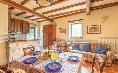 Paolo 2: Eigendom, Kamer, Meubilair, Gebouw, Interieur Ontwerp, Woonkamer, Huis, Onroerend Goed, Plafond, Tafel