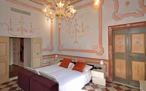 Villa Gubbio: Kamer, Slaapkamer, Eigendom, Meubilair, Interieur Ontwerp, Plafond, Gebouw, Muur, Bed, Laken