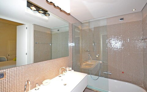 Villa Gubbio: Badkamer, Eigendom, Kamer, Interieur Ontwerp, Gebouw, Plafond, Tegel, Bad, Onroerend Goed, Huis