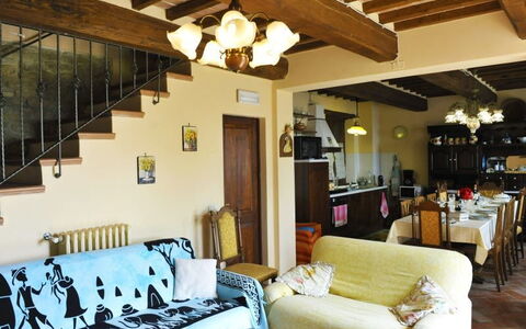 Casetta i Ciliegi: Eigendom, Kamer, Plafond, Woonkamer, Interieur Ontwerp, Meubilair, Gebouw, Huis, Huis, Straal