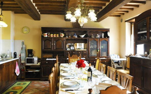 Casetta i Ciliegi: Restaurant, Gebouw, Eigendom, Kamer, Interieur Ontwerp, Eetkamer, Meubilair, Tafel, Plafond, Straal