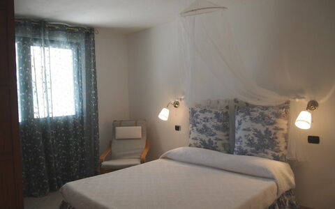 Villa Dei Cipressi: Bed, Slaapkamer, Kamer, Meubilair, Eigendom, Bed Frame, Laken, Matras, Interieur Ontwerp, Bedding