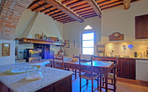 Villa Camaiore: Kamer, Eigendom, Gebouw, Meubilair, Keuken, Interieur Ontwerp, Huis, Onroerend Goed, Countertop, Plafond