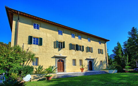 Villa Camaiore: Eigendom, Huis, Huis, Gebouw, Onroerend Goed, Woongebied, Architectuur, Landgoed, Lucht, Facade