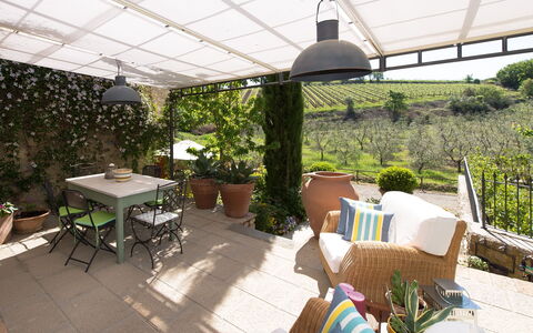 Villa Nova: Eigendom, Onroerend Goed, Patio, Gebouw, Huis, Backyard, Werf, Huis, Schaduw, Kamer