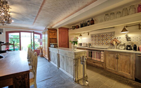 Villa Nova: Meubilair, Eigendom, Cabinetry, Tafel, Gebouw, Countertop, Keuken, Interieur Ontwerp, Hout, Verlichting