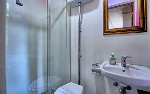 Villa Nova: Spiegel, Loodgieterswerkinrichting, Eigendom, Wastafel, Kraan, Purper, Badkamer, Wastafel In De Badkamer, Deur Van De Douche, Douchekop