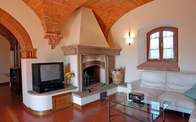 Colline 1: Kamer, Haard, Woonkamer, Eigendom, Interieur Ontwerp, Fireplace, Gebouw, Steenoven, Meubilair, Huis