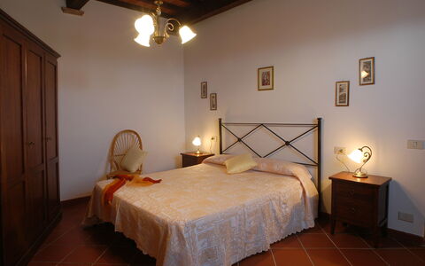 La Valle: Slaapkamer, Bed, Kamer, Meubilair, Laken, Eigendom, Bed Frame, Bedding, Interieur Ontwerp, Verdieping