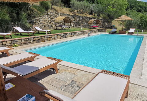Villa Noceta: Water, Zwembad, Eigendom, Fabriek, Gebouw, Azure, Buitenmeubels, Schaduw, Vrije Tijd, Stoel