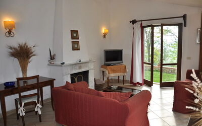 Amiata: Tafel, Meubilair, Eigendom, Bankstel, Fotolijst, Gebouw, Hout, Verlichting, Fabriek, Woonkamer