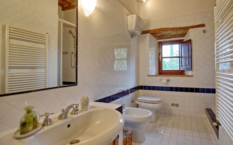 Villa Montalcino: Badkamer, Kamer, Eigendom, Interieur Ontwerp, Gebouw, Wastafel, Onroerend Goed, Huis, Verdieping, Huis