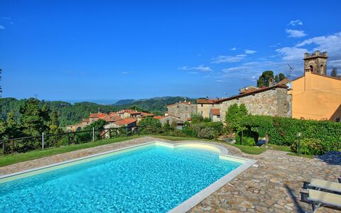 Il Gualdo: Zwembad, Eigendom, Onroerend Goed, Azure, Landgoed, Huis, Vakantie, Water, Gebouw, Villa