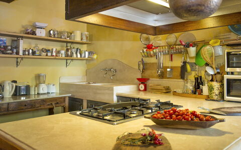 Villa Lorian: Countertop, Kamer, Keuken, Eigendom, Interieur Ontwerp, Gebouw, Meubilair, Keuken, Voedsel, Cabinetry