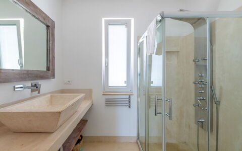 Villa Butterfly: Spiegel, Loodgieterswerkinrichting, Eigendom, Gebouw, Deur Van De Douche, Kraan, Douchekop, Wastafel, Badkamer