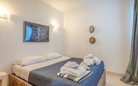 Villa Butterfly: Comfort, Gebouw, Azure, Hout, Textiel, Verdieping, Flooring, Fotolijst, Bed, Bed Frame