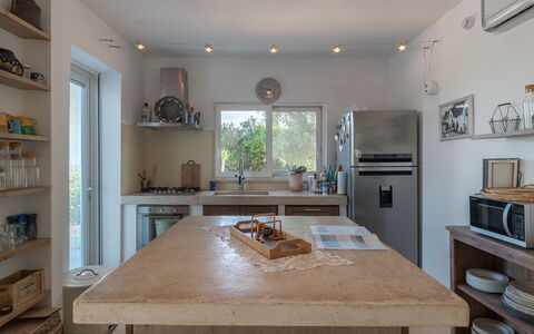 Villa Butterfly: Countertop, Meubilair, Eigendom, Cabinetry, Tafel, Hout, Keuken, Venster, Interieur Ontwerp, Plank