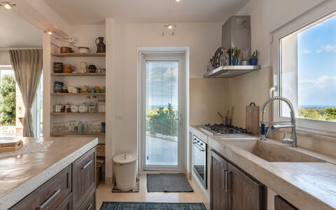 Villa Butterfly: Hout, Blauw, Kamer, Interieur Ontwerp, Loodgieterswerkinrichting, Groen, Verdieping, Huis, Eigendom, Countertop