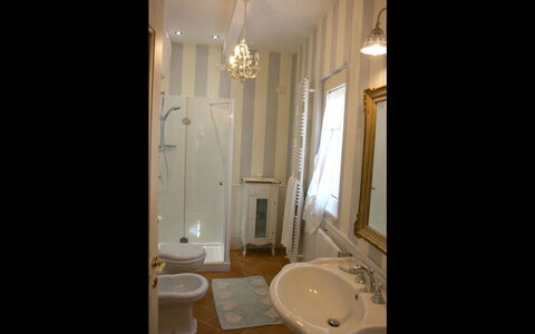 Casina Paradiso: Badkamer, Kamer, Eigendom, Interieur Ontwerp, Loodgieterswerkinrichting, Wastafel In De Badkamer, Gebouw, Huis, Verdieping, Tegel
