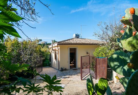 Vista Mare Noto: Eigendom, Huis, Huis, Onroerend Goed, Verblijf, Gebouw, Plantkunde, Fabriek, Boom, Landgoed