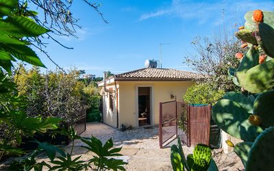 Vista Mare Noto: Eigendom, Huis, Huis, Onroerend Goed, Verblijf, Gebouw, Plantkunde, Fabriek, Boom, Landgoed