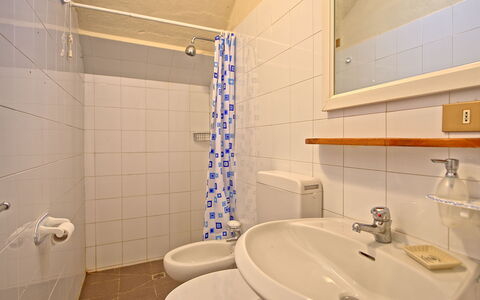 Casa Catia: Badkamer, Eigendom, Kamer, Tegel, Kraan, Muur, Loodgieterswerkinrichting, Badkamer Accessoire, Interieur Ontwerp, Architectuur