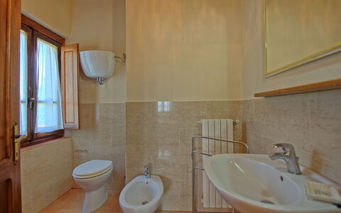 Casa Catia: Badkamer, Eigendom, Kamer, Toilet, Loodgieterswerkinrichting, Wastafel In De Badkamer, Muur, Wc Bril, Verdieping, Wastafel