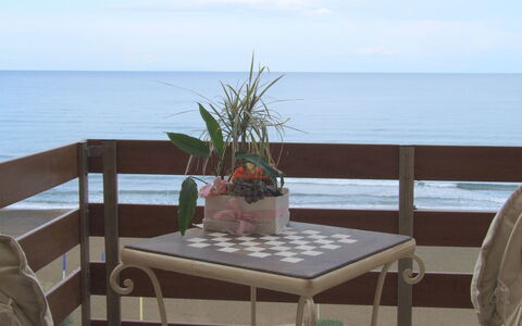 Appartamento - Le Finestre: Meubilair, Tafel, Eigendom, Vakantie, Balkon, Buitentafel, Oceaan, Buitenmeubels, Zee, Kamer