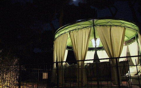 Villa Pineta: Nacht, Licht, Architectuur, Lucht, Ijzer, Boom, Middernacht, Gebouw