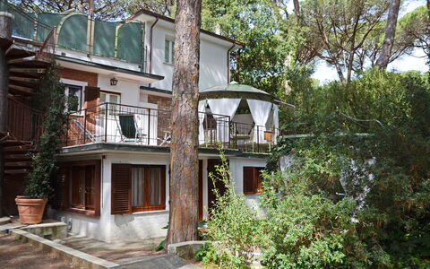 Villa Pineta: Huis, Verblijf, Veranda, Balkon, Landgoed, Schaduw, Werf, Backyard, Outdoor Structuur, Hacienda