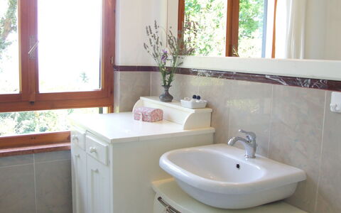 Villa La Quercia: Badkamer, Kamer, Eigendom, Verdieping, Wastafel, Interieur Ontwerp, Badkamerkast, Muur, Bad, Huis