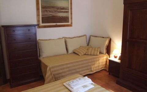 Villa Il Castagno: Meubilair, Kamer, Verdieping, Eigendom, Hardwood, Slaapkamer, Muur, Bed, Beits, Interieur Ontwerp