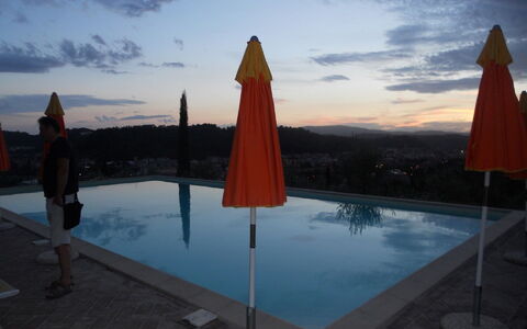Tenuta Il Tresto: Water, Lucht, Reflectie, Reflecting Pool, Wolk, Toerisme, Avond, Vakantie, Monument,  Felsen\