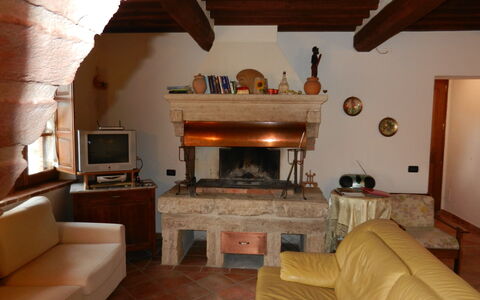 Casale Biancospino: Kamer, Eigendom, Woonkamer, Haard, Fireplace, Gebouw, Meubilair, Interieur Ontwerp, Huis, Plafond