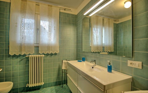 Villa Gaville: Badkamer, Kamer, Eigendom, Interieur Ontwerp, Badkamerkast, Tegel, Badkamer Accessoire, Verlichting, Gebouw, Loodgieterswerkinrichting